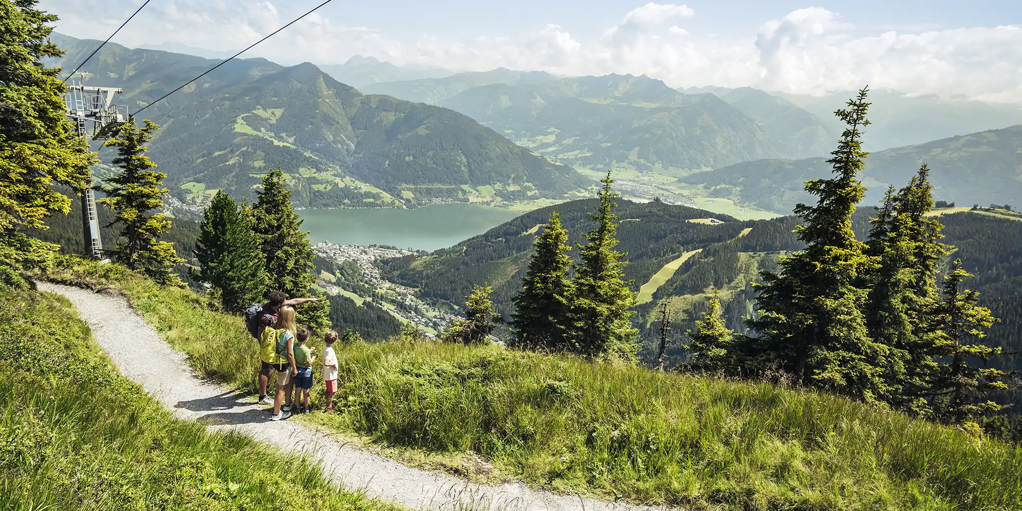 Perfekter Wandertag auf der Schmittenhöhe auf der Höhenpromenade mit Blick auf Kaprun und den Zeller See.