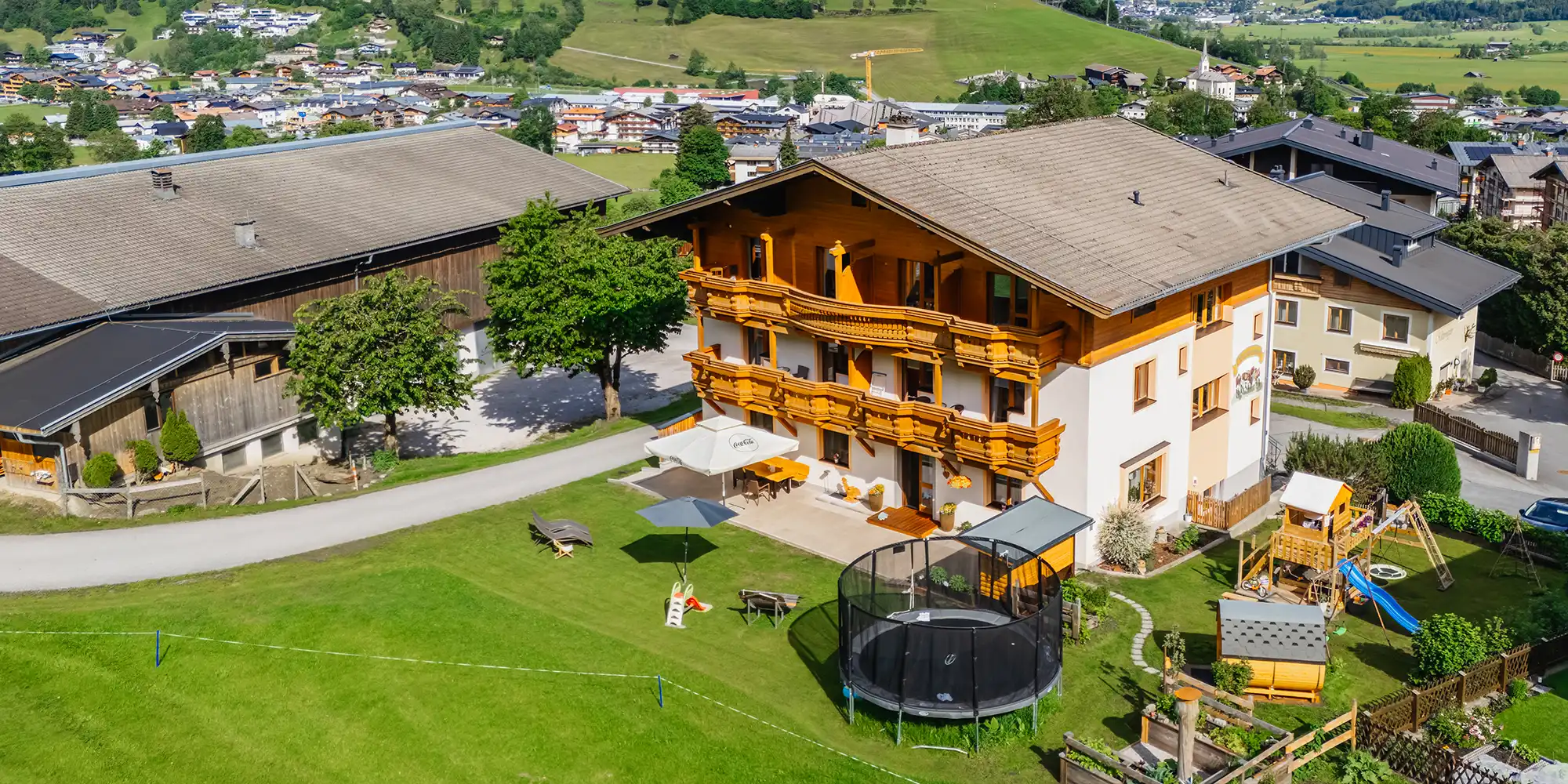 Gemütlicher Spielbereich mit Trampolin und Kletterhaus beim Oberlehenhof