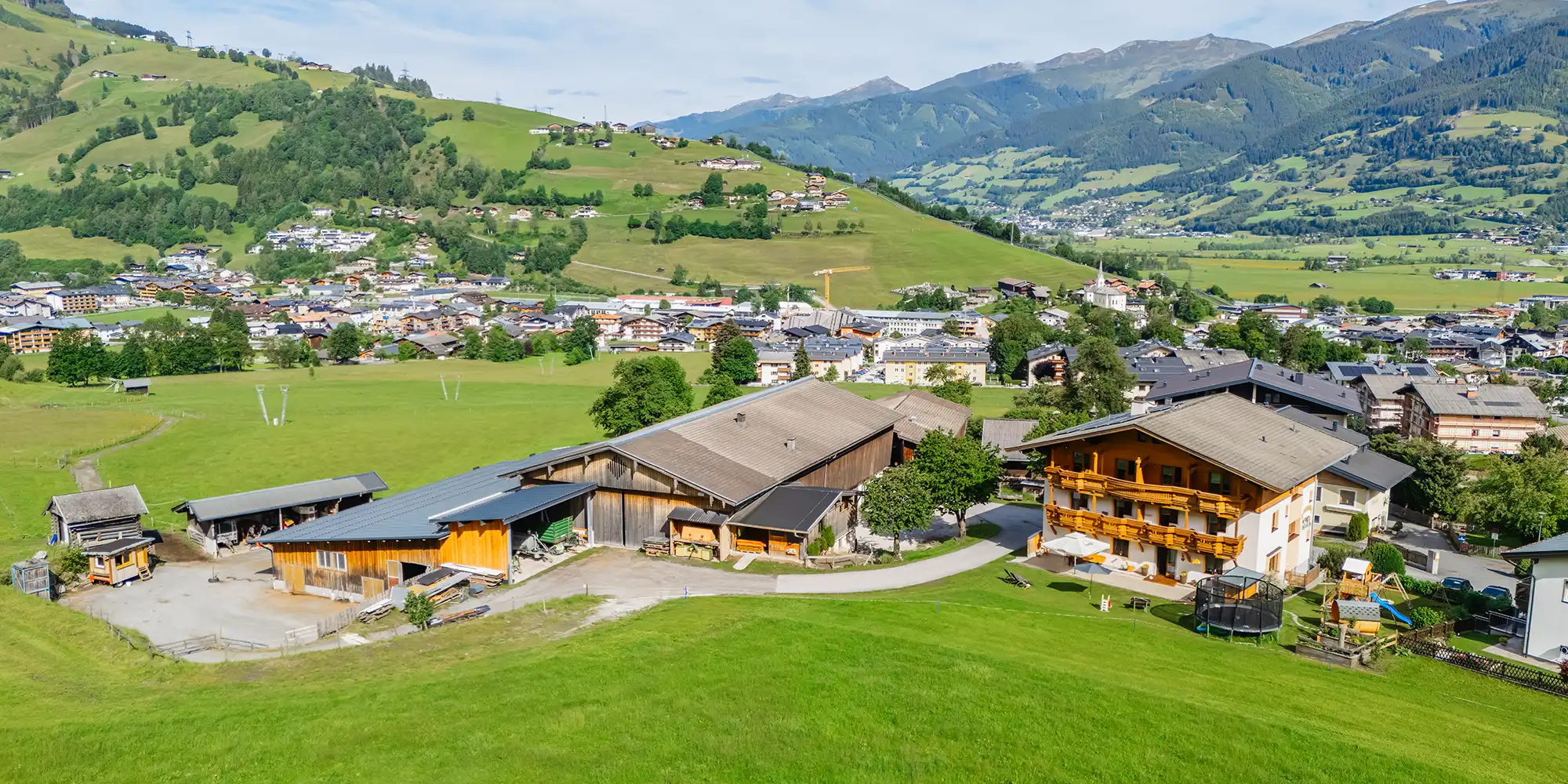 Nahe dem Ort Kaprun, aber doch mitten im Grünen, in der Natur in den Salzburger Bergen.