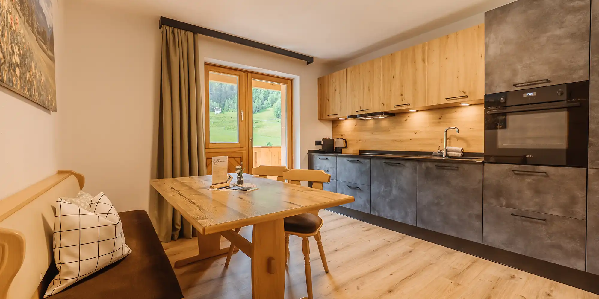 Moderne Küche mit einladendem Essbereich, die Küche Imbachhorn im Appartement Oberlehenhof