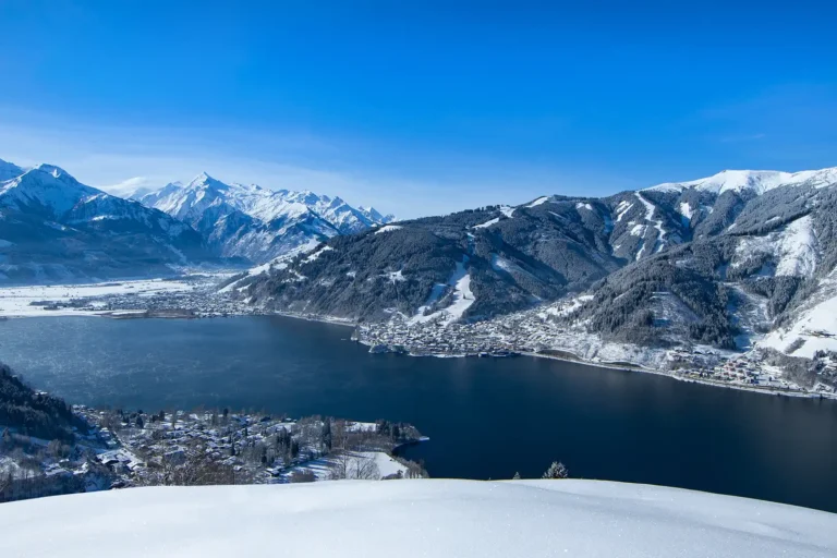 Genialer Ausblick von Thumersbach, dem Mitterberg nach Kaprun, Zell am See, Zeller See und Kitzsteinhorn im Salzburger Land.
