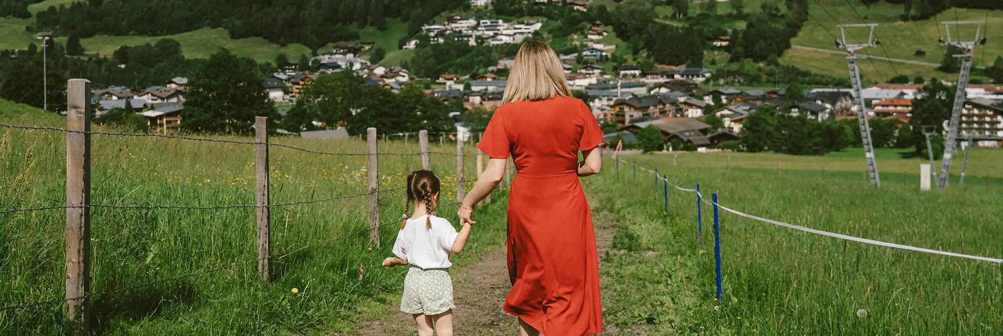 Gemütlicher Spaziergang durch die Wiesen in Kaprun, mitten im Salzburger Land