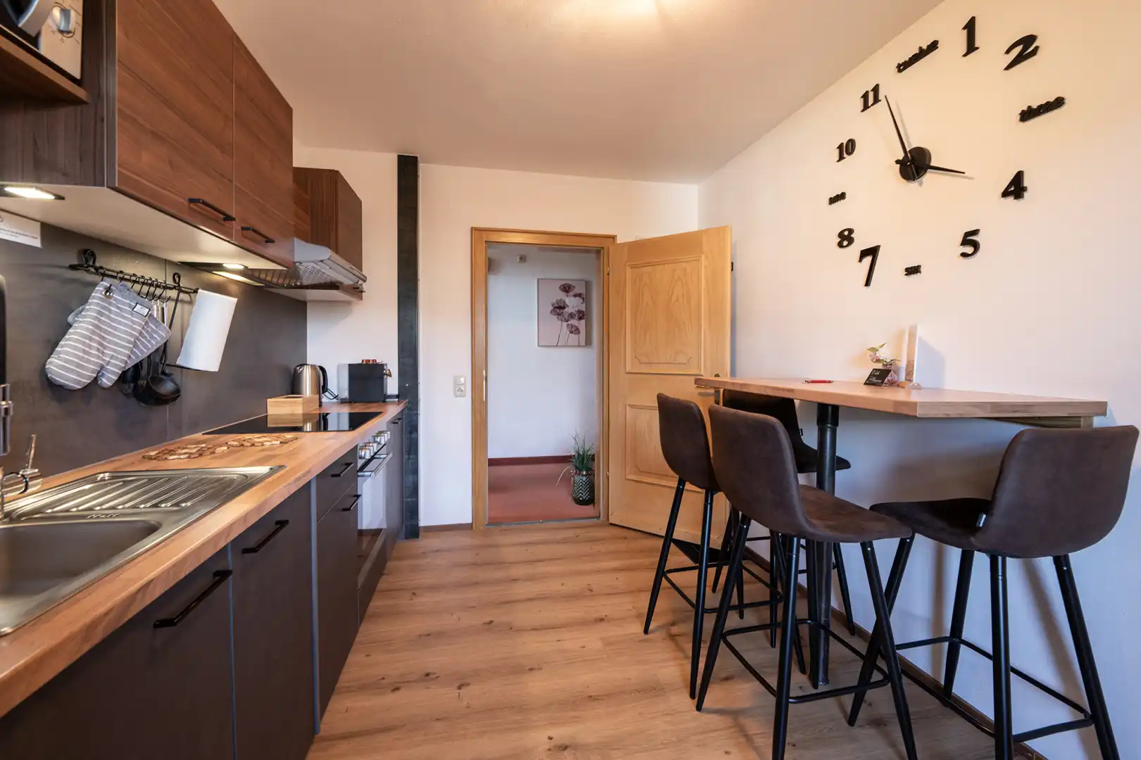 Willkommen im Appartement Sieben Berge mit einer modernen Küche.