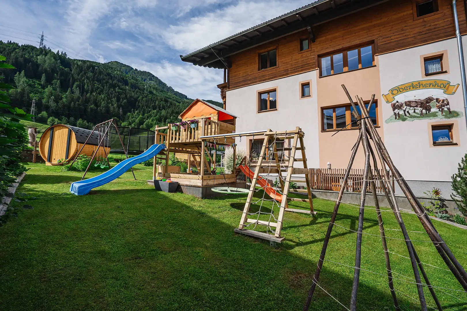Kinder können sich am hauseigenen Speilpaltz am Oberlehenhof in Kaprun auspowdern.